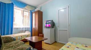 Гостиница Guest House Georgy Геленджик Двухместный номер с 2 отдельными кроватями и дополнительной кроватью-3