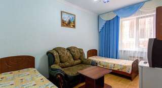 Гостиница Guest House Georgy Геленджик Двухместный номер с 2 отдельными кроватями и дополнительной кроватью-2